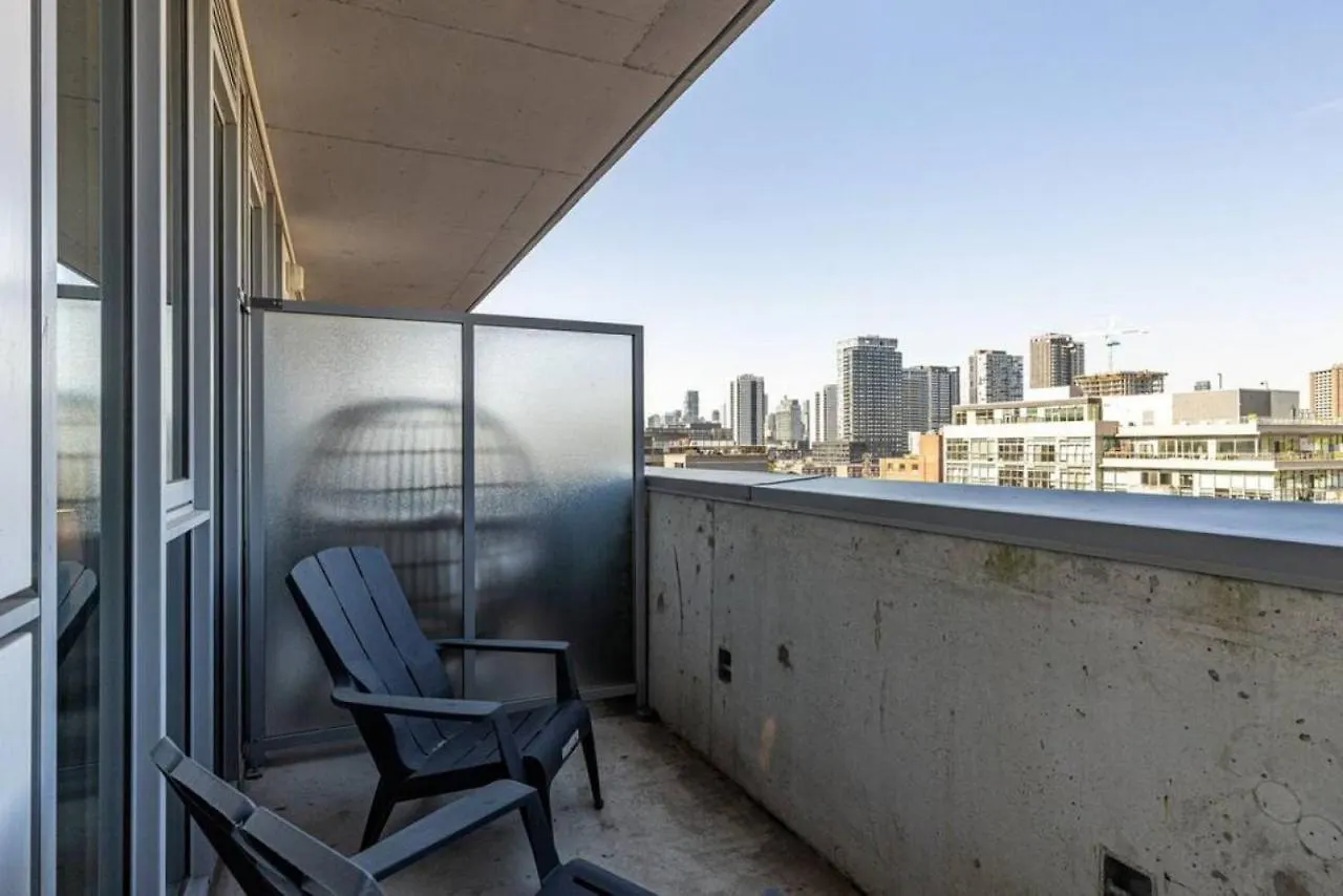 South Riverdale Suite With High Speed Wifi And Balcony Toronto