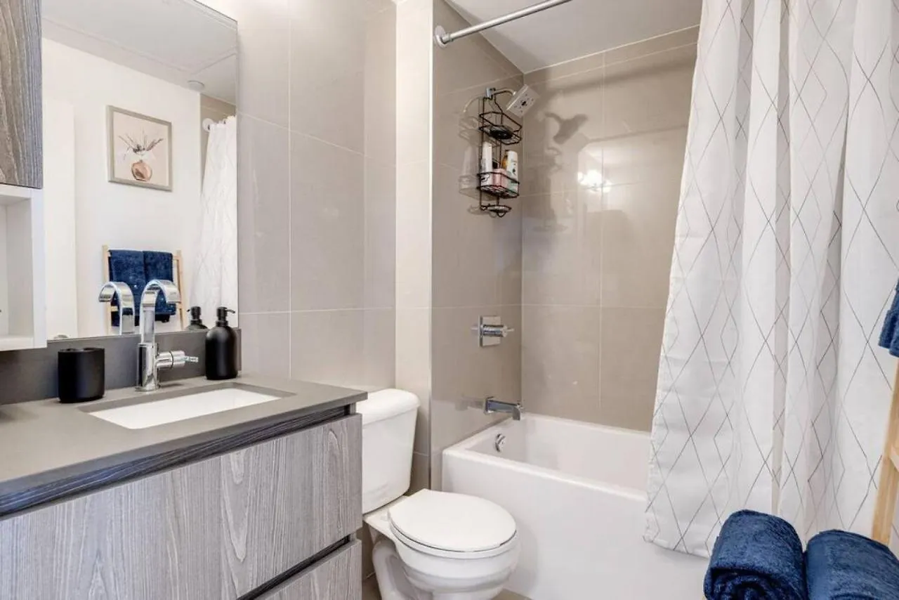 South Riverdale Suite With High Speed Wifi And Balcony Toronto